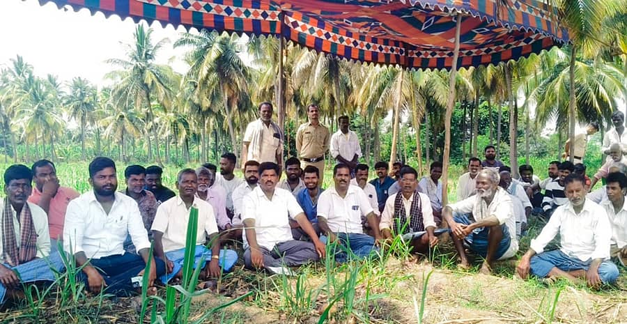 ಯಳಂದೂರು ತಾಲ್ಲೂಕಿನ ಟಿ.ಹೊಸೂರು ಗ್ರಾಮದ ಸ್ಮಶಾನ ಜಾಗದಲ್ಲಿ ಸಾರ್ವಜನಿಕರು ಕುಳಿತು ಪ್ರತಿಭಟನೆ ನಡೆಸಿದರು 