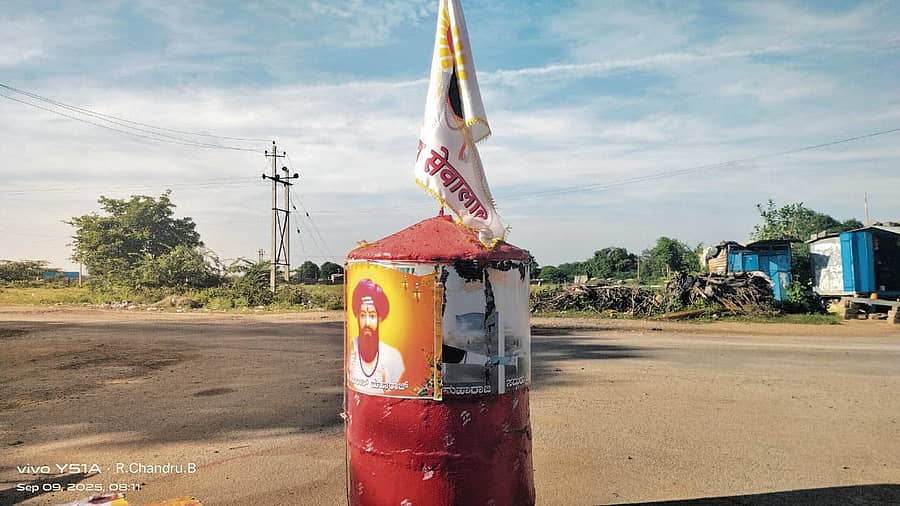 ಕುಕನೂರಿನ ಸೇವಾಲಾಲ್ ವೃತ್ತದ ಸೇವಾಲಾಲ್ ಪೋಸ್ಟರ್ ಅನ್ನು ಕಿಡಿಗೇಡಿಗಳು ಹರಿದು ಹಾಕಿದ್ದಾರೆ