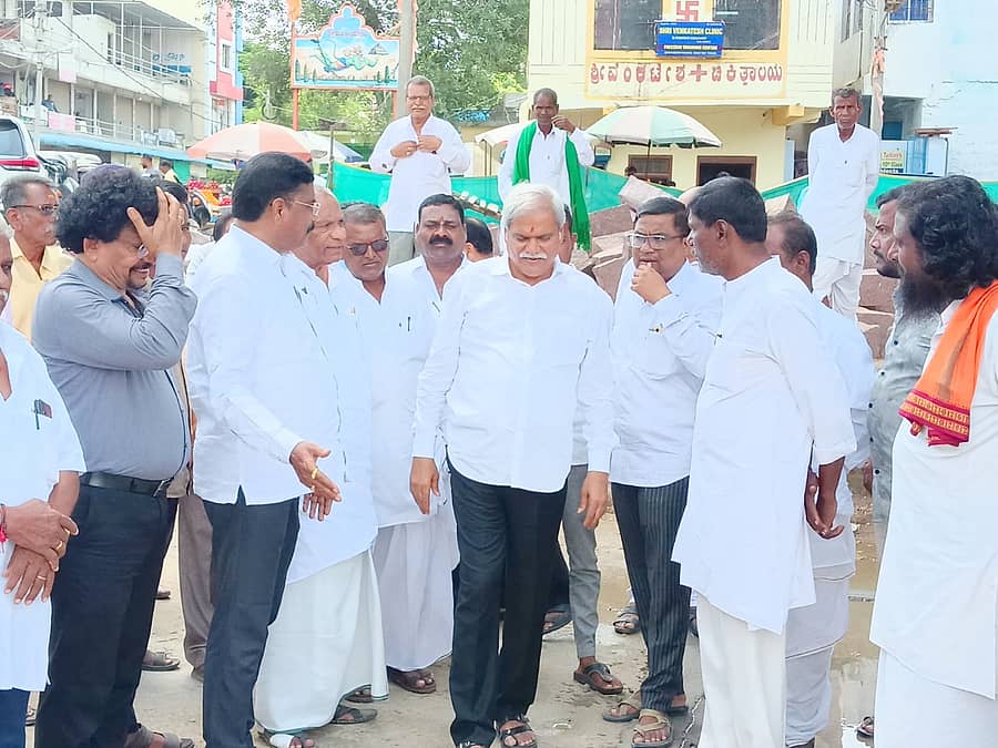 ಶಹಾಪುರ ನಗರದ ಮಾರುತಿ ದೇವಸ್ಥಾನದ ಕಟ್ಟಡ ಕಾಮಗಾರಿ ಸ್ಥಳಕ್ಕೆ ಮಂಗಳವಾರ ಸಚಿವ ಶರಣಬಸಪ್ಪ ದರ್ಶನಾಪುರ ಭೇಟಿ ನೀಡಿ ಪರಿಶೀಲಿಸಿದರು