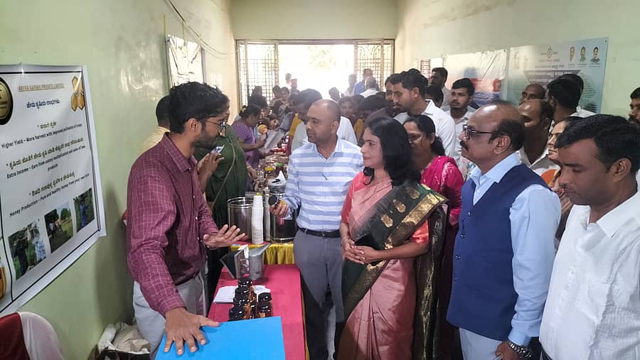 ಹಾಸನದ ಜಿಲ್ಲಾ ಪಂಚಾಯಿತಿಯಲ್ಲಿ ಮಂಗಳವಾರ ಕಿರು ಉದ್ಯಮಿಗಳ ಮಳಿಗೆಗಳಿಗೆ ಭೇಟಿ ನೀಡಿದ ಜಿಲ್ಲಾಧಿಕಾರಿ ಕೆ.ಎಸ್. ಲತಾಕುಮಾರಿ ಮಾಹಿತಿ ಪಡೆದರು