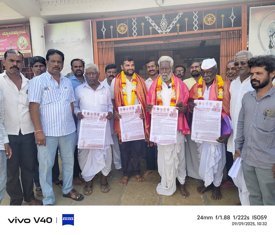 ಕಮಲಾಪುರ ತಾಲ್ಲೂಕಿನ ನಾಗೂರ ಗ್ರಾಮದಿಂದ ದೇಹಲಿಗೆ ಪಾದಯಾತ್ರೆ ಆರಂಭಿಸಿದ ಗುರುಸಿದ್ಧಪ್ಪ ಡಬರಬಾದಿ ಅವರು ಮಹಾಗಾಂವ ಕ್ರಾಸ ತಲುಪುತಿದ್ದಂತೆ ಮುಖಂಡರಾದ ಶ್ರೀಕಾಂತ ಪಾಟೀಲ, ಗಿರೀಶ ಪಾಟೀಲ ಮತ್ತಿತರರು ಸನ್ಮಾನಿಸಿ ಬೀಳಕೊಟ್ಟರು