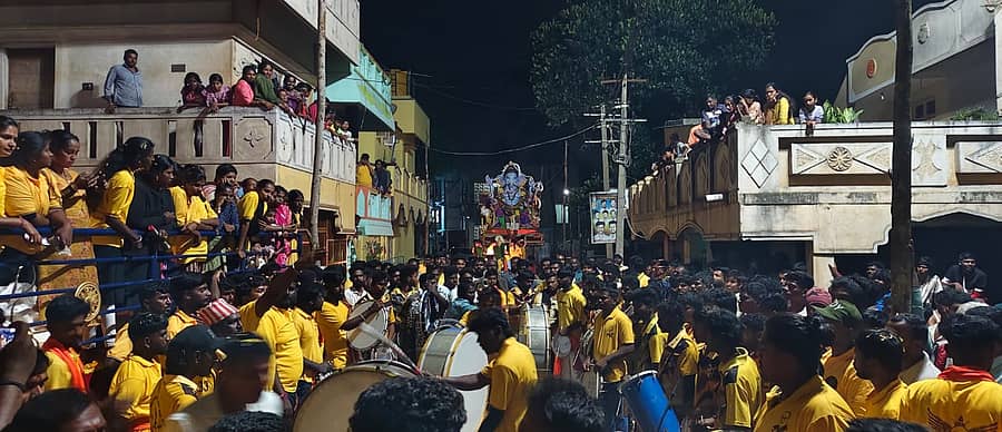 ವಿವಿಧ ಕಲಾತಂಡಗಳೊಂದಿಗೆ ಗಣೇಶ ವಿಸರ್ಜನಾ ಮೆರವಣಿಗೆ 