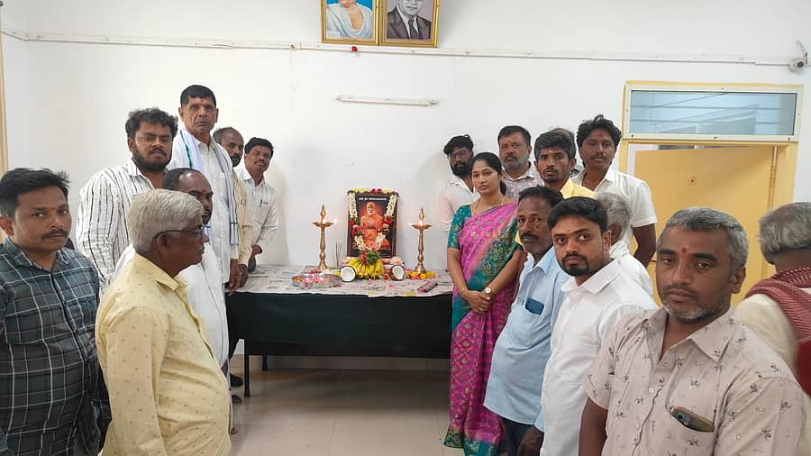 ಮುಳಬಾಗಿಲು ನಗರದ ತಾಲ್ಲೂಕು ಕಚೇರಿಯಲ್ಲಿ ಮಂಗಳವಾರ ನಾರಾಯಣ ಗುರು ಜಯಂತಿ ಆಚರಿಸಲಾಯಿತು