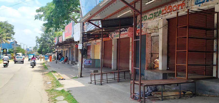 <div class="paragraphs"><p>ಮದ್ದೂರು ಪಟ್ಟಣದಲ್ಲಿ ಮಂಗಳವಾರ ಬಂದ್‌ ಅಂಗವಾಗಿ ಅಂಗಡಿಗಳು ಮುಚ್ಚಿದ್ದು, ಜನ ಸಂಚಾರ ವಿರಳವಾಗಿತ್ತು&nbsp; </p></div>