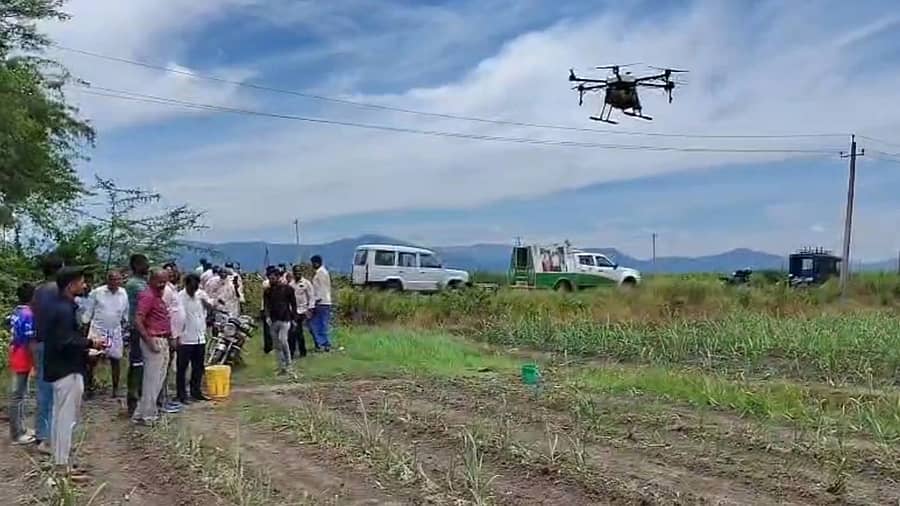 ಯಳಂದೂರು ತಾಲ್ಲೂಕಿನ ವೈ.ಕೆ.ಮೋಳೆ ಗ್ರಾಮದ ಹೊರವಲಯದ ಕೃಷಿ ಭೂಮಿಯಲ್ಲಿ ಡ್ರೋನ್ ಮೂಲಕ ಕೀಟನಾಶಕ ಸಿಂಪಡಿಸುವುದನ್ನು ಅನ್ನದಾತರು ವೀಕ್ಷಿಸಿದರು