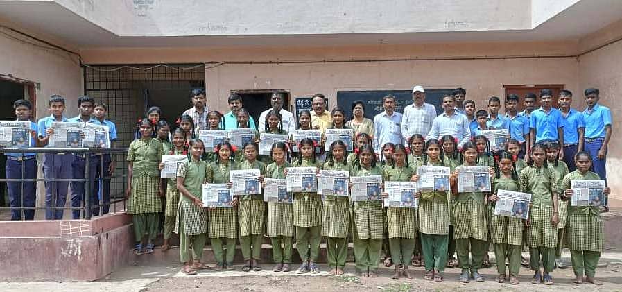 ಮೂಡಲಗಿ ತಾಲ್ಲೂಕಿನ ನಾಗನೂರ ಗ್ರಾಮದ ಸರ್ಕಾರಿ ಪ್ರೌಢ ಶಾಲೆಯಲ್ಲಿ ಪಟ್ಟಣ ಪಂಚಾಯಿತಿಯಿಂದ ಮಂಗಳವಾರ ಪ್ರಜಾವಾಣಿ ಎಸ್ಸ್ಎಸ್ಸೆಲ್ಸಿ ಪರೀಕ್ಷೆಯ ದಿಕ್ಸೂಚಿ ಶೈಕ್ಷಣಿಕ ಮಾರ್ಗದರ್ಶಿ ಪತ್ರಿಕೆಯನ್ನು ವಿದ್ಯಾರ್ಥಿಗಳಿಗೆ ವಿತರಿಸಿದರು.
