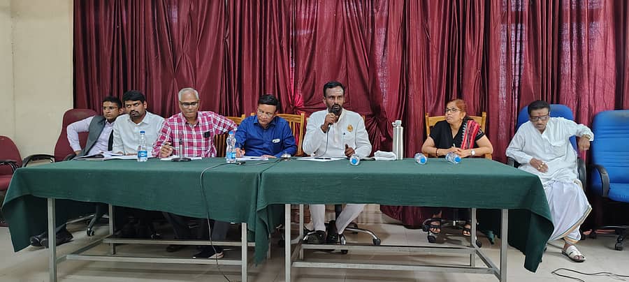 ಹುನಗುಂದದ ತಹಶೀಲ್ದಾರ್ ಕಾರ್ಯಾಲಯದ ಸಭಾಂಗಣದಲ್ಲಿ ನಡೆದ ಪ್ರವಾಹ ಪೀಡಿತ ಗ್ರಾಮಗಳ ಸ್ಥಳಾಂತರ, ಹಕ್ಕುಪತ್ರ ವಿತರಣೆ, ಮೂಲಭೂತ ಸೌಕರ್ಯಗಳ ಪರಿಶೀಲನೆ ಕಾರ್ಯಕ್ರಮದ ಅಧ್ಯಕ್ಷತೆ ವಹಿಸಿ ಶಾಸಕ ವಿಜಯಾನಂದ ಕಾಶಪ್ಪನವರ ಮಾತನಾಡಿದರು