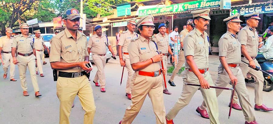 <div class="paragraphs"><p>ಮದ್ದೂರು ಪಟ್ಟಣದಲ್ಲಿ ಸೋಮವಾರ ಸಂಜೆ ದಕ್ಷಿಣ ವಲಯ ಐಜಿಪಿ ಬೋರಲಿಂಗಯ್ಯ, ಜಿಲ್ಲಾ ಪೊಲೀಸ್ ವರಿಷ್ಠಾಧಿಕಾರಿಗಳಾದ ಮಲ್ಲಿಕಾರ್ಜುನ ಬಾಲದಂಡಿ, ವಿಷ್ಣುವರ್ಧನ, ಕವಿತಾ ನೇತೃತ್ವದಲ್ಲಿ ಪೊಲೀಸ್ ಸಿಬ್ಬಂದಿ ಪಥ ಸಂಚಲನ ನಡೆಸಿದರು</p></div>