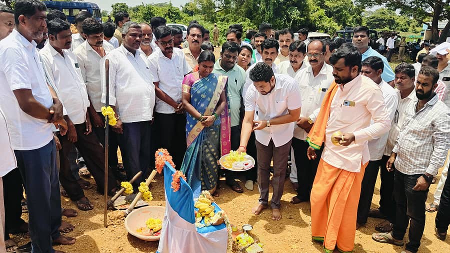 ನಂಜನಗೂಡು ತಾಲ್ಲೂಕಿನ   ಹುಲ್ಲಹಳ್ಳಿ ಗ್ರಾಮದಲ್ಲಿ ಮಂಗಳವಾರ ಪಿಯುಸಿ ಕಾಲೇಜು ಕಟ್ಟಡ ನಿರ್ಮಾಣ ಕಾಮಗಾರಿಗೆ ಶಾಸಕ ದರ್ಶನ್ ಧ್ರುವನಾರಾಯಣ ಭೂಮಿ ಪೂಜೆ ನಡೆಸಿದರು.