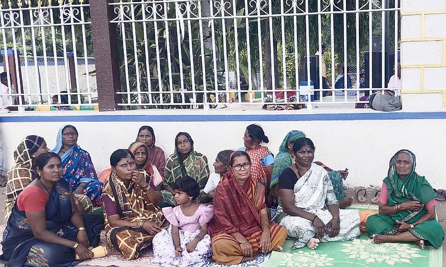 ಸಿಂದಗಿ ಪಟ್ಟಣದ ಡಾ.ಬಿ.ಆರ್.ಅಂಬೇಡ್ಕರ್ ವೃತ್ತದಲ್ಲಿ ಮಹಿಳೆಯರು ಅಹೋರಾತ್ರಿ ಧರಣಿ ಕೈಗೊಂಡಿರುವುದು