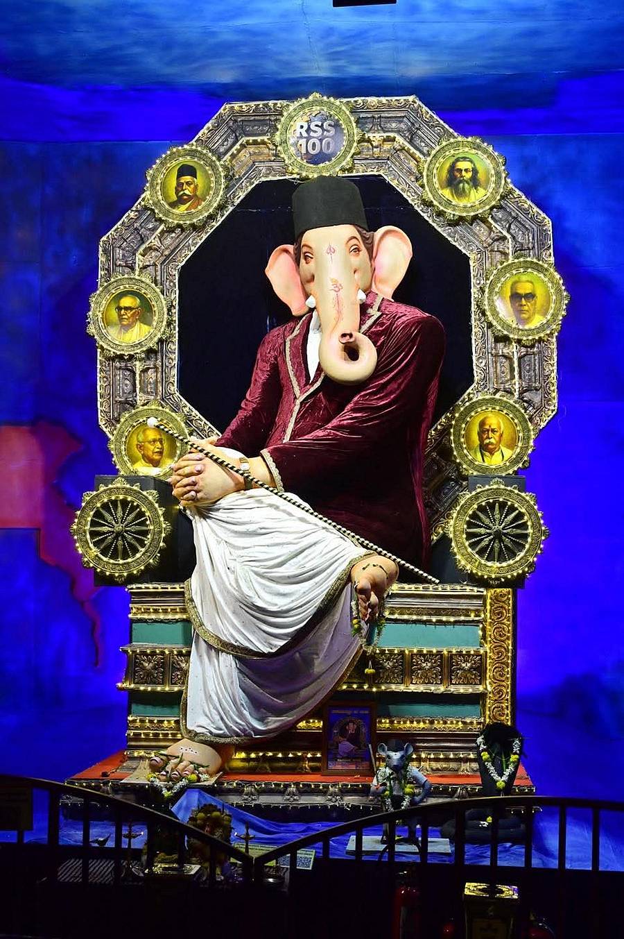 ರಾಣೆಬೆನ್ನೂರಿನ ನಗರಸಭೆ ಕ್ರೀಡಾಂಗಣದಲ್ಲಿ ಒಂದೇ ಮಾತರಂ ಸ್ವಯಂ ಸೇವಾ ಸಂಸ್ಥೆಯಿಂದ ಪ್ರತಿಷ್ಠಾಪನೆ ಮಾಡಿದ ಶತಮಾನದ ಸಂಘ ಸೂರ್ಯ ʻರಾಣೆಬೆನ್ನೂರು ಕಾ ರಾಜಾ ಮಹಾಗಣಪತಿʼ