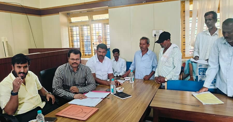 ಹುಣಸೂರು ನಗರದ ತಹಶೀಲ್ದಾರ್‌ ಕಚೇರಿಯಲ್ಲಿ ಶಾಸಕ ಜಿ.ಡಿ.ಹರೀಶ್‌ ಗೌಡ ಅಧ್ಯಕ್ಷತೆಯಲ್ಲಿ ಮಂಗಳವಾರ ನಡೆದ ಬಗರ್‌ ಹುಕುಂ ಸಭೆ ನಡೆಯಿತು. ತಹಶೀಲ್ದಾರ್‌ ಮಂಜುನಾಥ್‌ , ದಸ್ಯರಾದ ಕುಮಾರ್‌ , ಗುಣಶೇಖರ್‌ ಭಾಗವಹಿಸಿದ್ದರು.