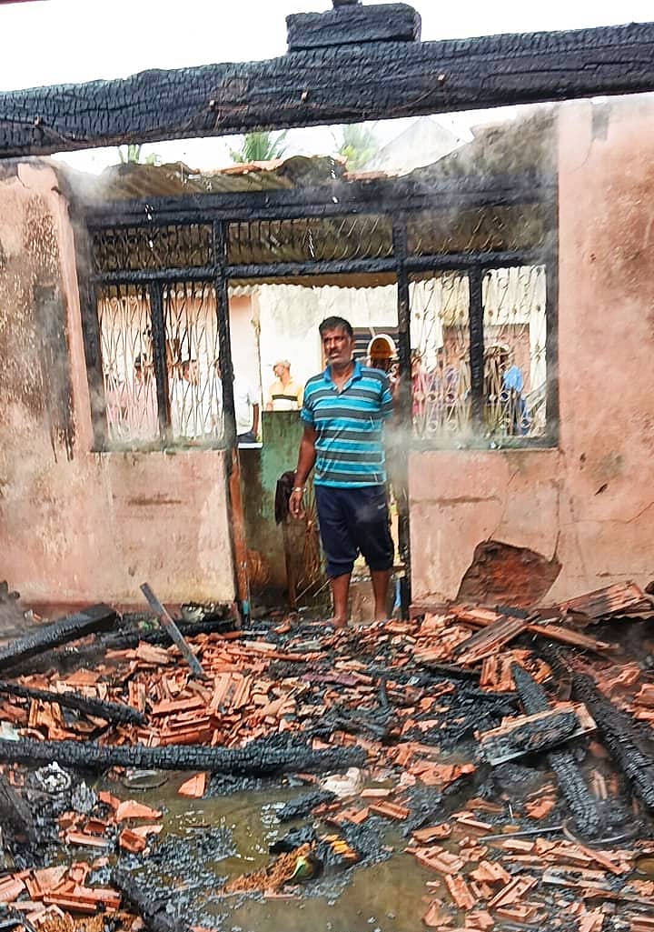 ಅಡುಗೆ ಅನಿಲ ಸಿಲಿಂಡರ್ ಸ್ಫೋಟಗೊಂಡು ಬೆಂಕಿಗಾಹುತಿಯಾಗಿರುವ ನಾಗಮಂಗಲ ತಾಲ್ಲೂಕಿನ ದೊಡ್ಡಜಟಕಾದ ಹೊಸಹಳ್ಳಿ ಗ್ರಾಮದ ತಿಮ್ಮೇಗೌಡ ಎಂಬುವರ ಮನೆ