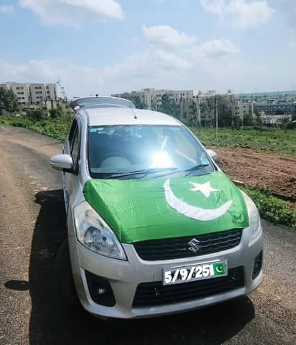 ಕಾರಿನ ಬಾನೆಟ್ ಮೇಲೆ ಪಾಕ್ ಧ್ವಜದ ಚಿತ್ರ ಮುದ್ರಿಸಿರುವುದು