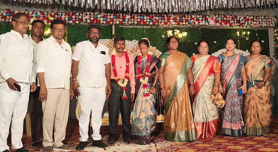 ರಾಯಚೂರಿನ ಯರಮರಸ್ ಗ್ರಾಮದಲ್ಲಿ ಬುಧವಾರ ಹಸೆಮಣೆ ಏರಿದ ಅಂಧ ಜೋಡಿಗೆ ಶುಭ ಕೋರಿದ ಗ್ರಾಮಸ್ಥರು