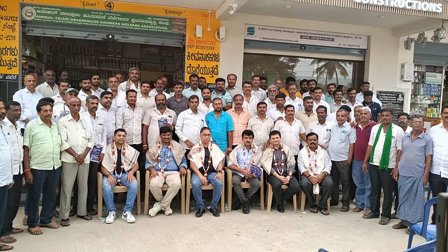 ಆನೇಕಲ್ ತಾಲ್ಲೂಕಿಗೆ ಭೇಟಿ ನೀಡಿದ್ದ ಫ್ಲವರ್ ಕೌನ್ಸಿಲ್ ಆಫ್ ಇಂಡಿಯಾದ ಪದಾಧಿಕಾರಿಗಳನ್ನು ಹಸಿರು ಮನೆ ಬೆಳೆಗಾರರ ಕ್ಷೇಮಾಭಿವೃದ್ಧಿ ಸಂಘದ ವತಿಯಿಂದ ಸನ್ಮಾನಿಸಲಾಯಿತು