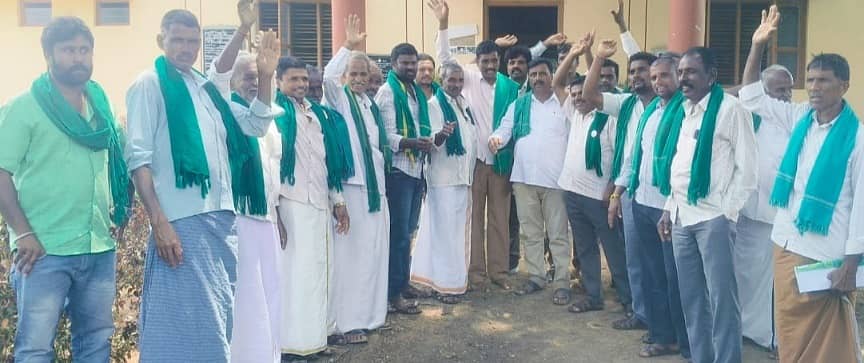 ಯಳಂದೂರು ಪಟ್ಟಣದ ತೋಟಗಾರಿಕಾ ಇಲಾಖೆ ಯೋಜನೆಗಳ ಬಗ್ಗೆ ಸಮರ್ಪಕ ಮಾಹಿತಿ ನೀಡದೆ ವಂಚಿಸಲಾಗಿದೆ ಎಂದು ಕರ್ನಾಟಕ ರಾಜ್ಯ ರೈತ ಸಂಘ ಹಾಗೂ ಹಸಿರು ಸೇನೆ ಸದಸ್ಯರು ಬುಧವಾರ ಪ್ರತಿಭಟನೆ ನಡೆಸಿದರು 