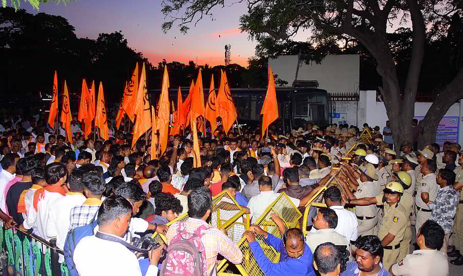 ಗಣೇಶೋತ್ಸವ ಆಚರಣೆಗೆ ಸರ್ಕಾರ ತೊಂದರೆ ನೀಡುತ್ತಿದೆ ಎಂದು ಆರೋಪಿಸಿ ವಿಎಚ್‌ಪಿ, ಬಜರಂಗದಳ, ಬಿಜೆಪಿ ಮುಖಂಡರು ಚಿತ್ರದುರ್ಗದಲ್ಲಿ ಜಿಲ್ಲಾಧಿಕಾರಿ ಕಚೇರಿ ಎದುರು ಬುಧವಾರ ಪ್ರತಿಭಟನೆ ನಡೆಸಿದರು