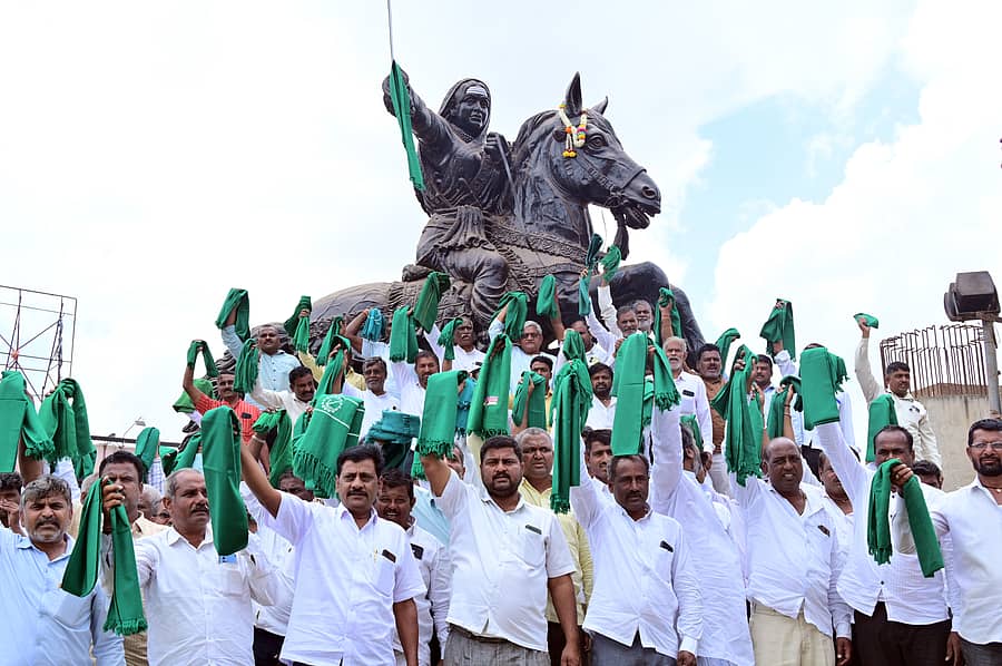 ರೈತರ ವಿರುದ್ಧ ದಾಖಲಾಗಿರುವ ಪ್ರಕರಣಗಳನ್ನು ಹಿಂಪಡೆಯಬೇಕು ಎಂದು ಆಗ್ರಹಿಸಿ ಬುಧವಾರ ಹುಬ್ಬಳ್ಳಿಯ ಚನ್ನಮ್ಮ ವೃತ್ತದಲ್ಲಿ ಬಾಗಲಕೋಟೆಯ ಮುಧೋಳ ತಾಲ್ಲೂಕಿನ ರೈತರು ಹಸಿರು ಟವೆಲ್ ಪ್ರದರ್ಶಿಸಿ, ಪ್ರತಿಭಟನೆ ನಡೆಸಿದರು
ಪ್ರಜಾವಾಣಿ ಚಿತ್ರ: ಗೋವಿಂದರಾಜ ಜವಳಿ