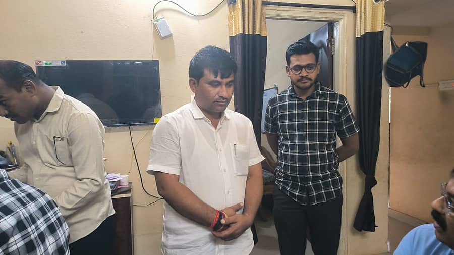 <div class="paragraphs"><p>ಲೋಕಾಯುಕ್ತ ಪೊಲೀಸರು ಬೀದರ್ ನ ಕರ್ನಾಟಕ ಪಶು ವೈದ್ಯಕೀಯ, ಪಶು ಹಾಗೂ ಮೀನುಗಾರಿಕೆ ವಿಜ್ಞಾನಗಳ ವಿಶ್ವವಿದ್ಯಾಲಯದಲ್ಲಿ ಶೋಧ ಕಾರ್ಯ ಕೈಗೊಂಡು, ಅಲ್ಲಿನ ಸಿಬ್ಬಂದಿಯ ವಿಚಾರಣೆ ನಡೆಸಿದರು</p></div>