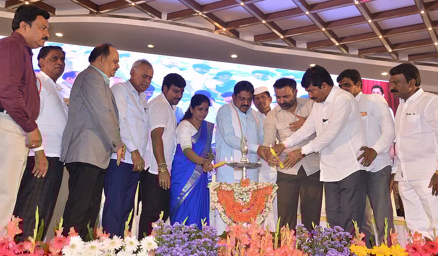 ಕೋಲಾರದಲ್ಲಿ ಬುಧವಾರ ನಡೆದ ಕಾರ್ಯಕ್ರಮವನ್ನು ಕಾರ್ಮಿಕ ಸಚಿವ ಸಂತೋಷ್‌ ಲಾಡ್‌ ಉದ್ಘಾಟಿಸಿದರು. ಕೆ.ವೈ.ನಂಜೇಗೌಡ, ಕೊತ್ತೂರು ಮಂಜುನಾಥ್‌, ಲಕ್ಷ್ಮಿದೇವಮ್ಮ, ಎಸ್‌.ಎನ್‌.ನಾರಾಯಣಸ್ವಾಮಿ, ಎಂ.ಎಲ್‌.ಅನಿಲ್‌ ಕುಮಾರ್, ಎಂ.ಆರ್.ರವಿ, ಹನೀಫ್‌, ಗೋಪಾಲಕೃಷ್ಣ, ವೈ.ಶಿವಕುಮಾರ್ ಇದ್ದಾರೆ