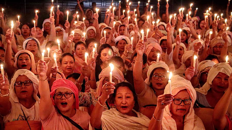 <div class="paragraphs"><p>ಮಣಿಪುರ ಸಂಘರ್ಷದಲ್ಲಿ ಮೃತಪಟ್ಟವರಿಗೆ ಮೇಣದ ಬತ್ತಿ ಹಿಡಿದು ನಮನ ಸಲ್ಲಿಸಿದರು (ಸಂಗ್ರಹ ಚಿತ್ರ)</p></div>