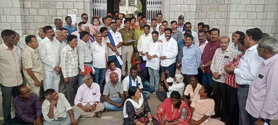 ಮಂಡ್ಯ ನಗರದ ನೂರಡಿ ರಸ್ತೆಗೆ ಅಂಬೇಡ್ಕರ್ ಹೆಸರಿನ ನಾಮಫಲಕ ಹಾಕಬೇಕೆಂದು ಒತ್ತಾಯಿಸಿ ವಿವಿಧ ಸಂಘಟನೆಯ ಮುಖಂಡರು ಹೆಚ್ಚುವರಿ ಜಿಲ್ಲಾಧಿಕಾರಿ ಬಿ.ಸಿ.ಶಿವಾನಂದಮೂರ್ತಿ ಅವರಿಗೆ ಮನವಿ ಸಲ್ಲಿಸಿದರು