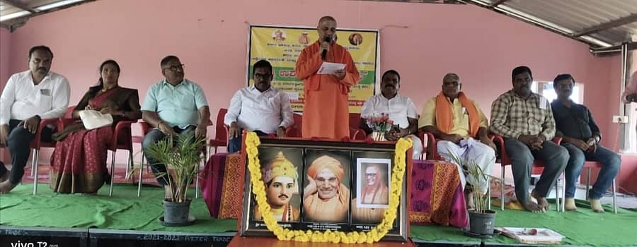 ಹಾಸನದ ತಣ್ಣಿರುಹಳ್ಳ ಮಠದಲ್ಲಿ ಬುಧವಾರ ಏರ್ಪಡಿಸಿದ್ದ ಡಾ. ಶಿವರಾತ್ರಿ ರಾಜೇಂದ್ರ ಸ್ವಾಮೀಜಿ 110ನೇ ಜನ್ಮದಿನ ಮತ್ತು ತಣ್ಣೀರುಹಳ್ಳಮಠ ಶ್ರೀಗಳ ದತ್ತಿ ಕಾರ್ಯಕ್ರಮದಲ್ಲಿ ಕಾರ್ಯಕ್ರಮದಲ್ಲಿ ವಿಜಯಕುಮಾರ ಸ್ವಾಮೀಜಿ ಮಾತನಾಡಿದರು