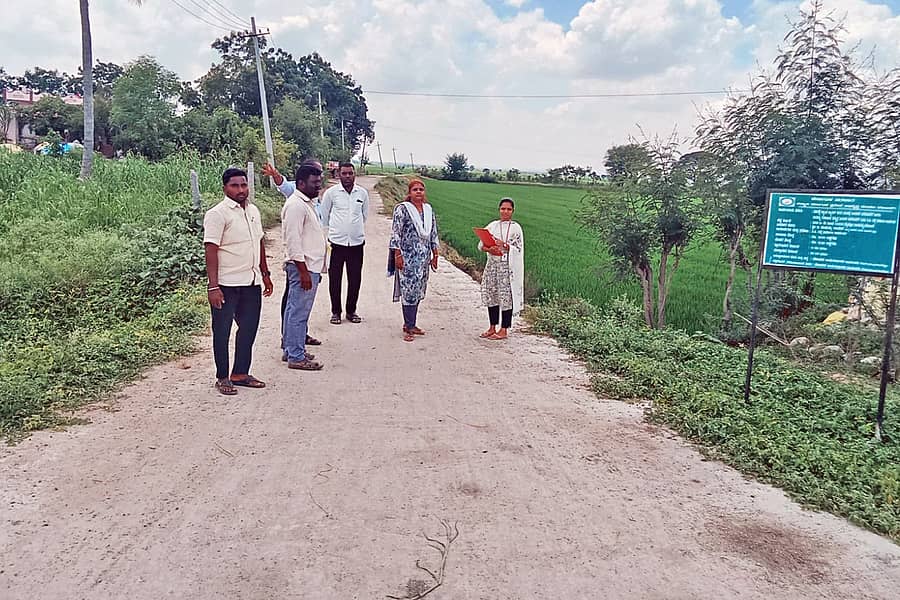 ಕವಿತಾಳ ಸಮೀಪದ ನಡುಗಡ್ಡೆ ಕ್ಯಾಂಪ್ನಲ್ಲಿ ಸಮಾಜ ಕಲ್ಯಾಣ ಇಲಾಖೆ ಉಪನಿರ್ದೇಶಕಿ ಸಿಂಧೂ ಅವರು ರಸ್ತೆ ಕಾಮಗಾರಿ ಪರಿಶೀಲಿಸಿದರು