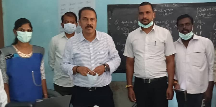 ಚಿತ್ರದುರ್ಗದ ನೆಹರೂ ನಗರದ ಉರ್ದು ಶಾಲೆಯಲ್ಲಿ ಆಯೋಜಿಸಿದ್ದ ಕ್ಷಯರೋಗ ಪತ್ತೆ ಹಚ್ಚುವ ಕುರಿತ ಕಾರ್ಯಕ್ರಮದಲ್ಲಿ ತಾಲ್ಲೂಕು ವೈದ್ಯಾಧಿಕಾರಿ ಡಾ.ಬಿ.ವಿ.ಗಿರೀಶ್‌ ಮಾತನಾಡಿದರು