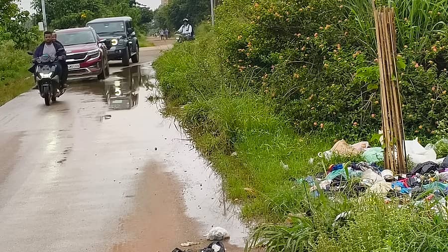 ರಸ್ತೆಯ ಮೇಲೆ ಹರಿಯುತ್ತಿರುವ ಕೊಳಚೆ ನೀರು