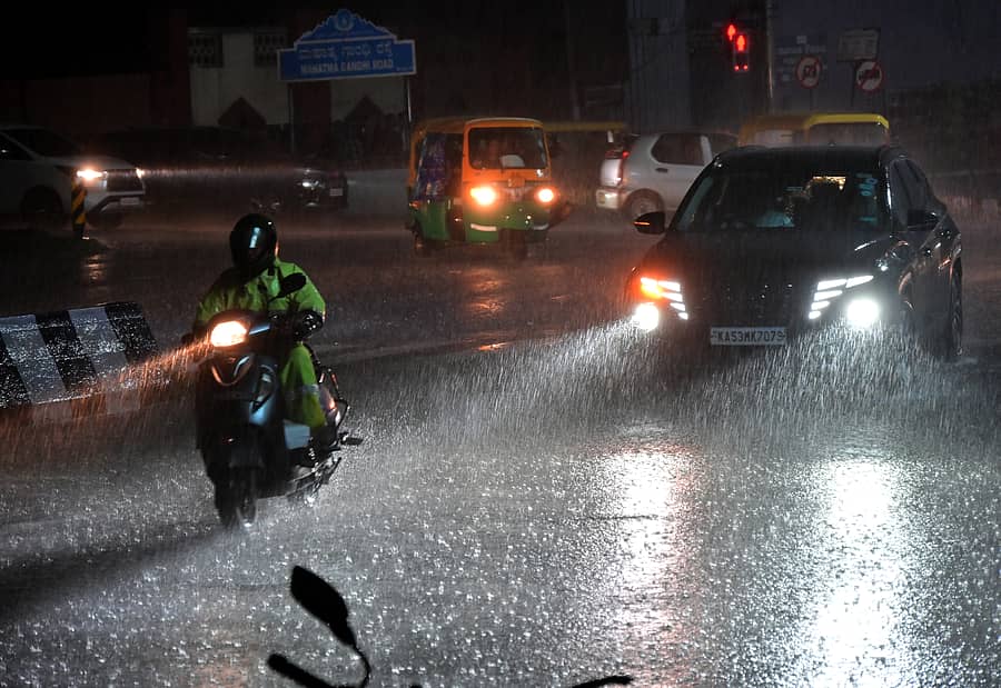 <div class="paragraphs"><p>ಅನಿಲ್‌ ಕುಂಬ್ಳೆ ವೃತ್ತದಲ್ಲಿ ಬುಧವಾರ ರಾತ್ರಿ ಸುರಿದ ಬಿರುಸಿನ ಮಳೆಯಲ್ಲಿ ಸಾಗಿದ ವಾಹನಗಳು </p></div>