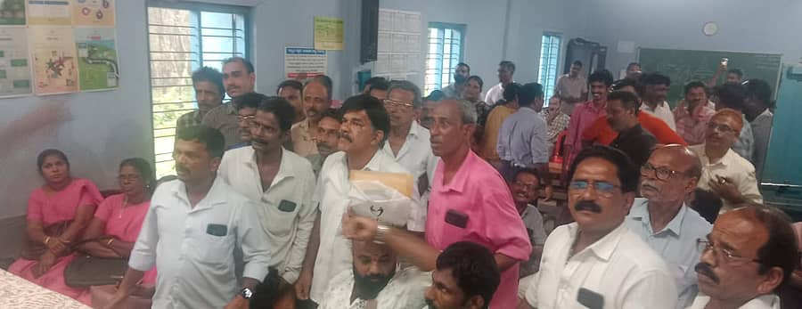 ಕಡಬ ತಾಲ್ಲೂಕು ಶಿರಾಡಿ ಗ್ರಾಮಸಭೆಯಲ್ಲಿ ಪಂಚಾಯಿತಿ ಕಚೇರಿ ಸ್ಥಳಾಂತರಕ್ಕೆ ಆಕ್ಷೇಪ ವ್ಯಕ್ತಪಡಿಸಿದ ಗ್ರಾಮಸ್ಥರು