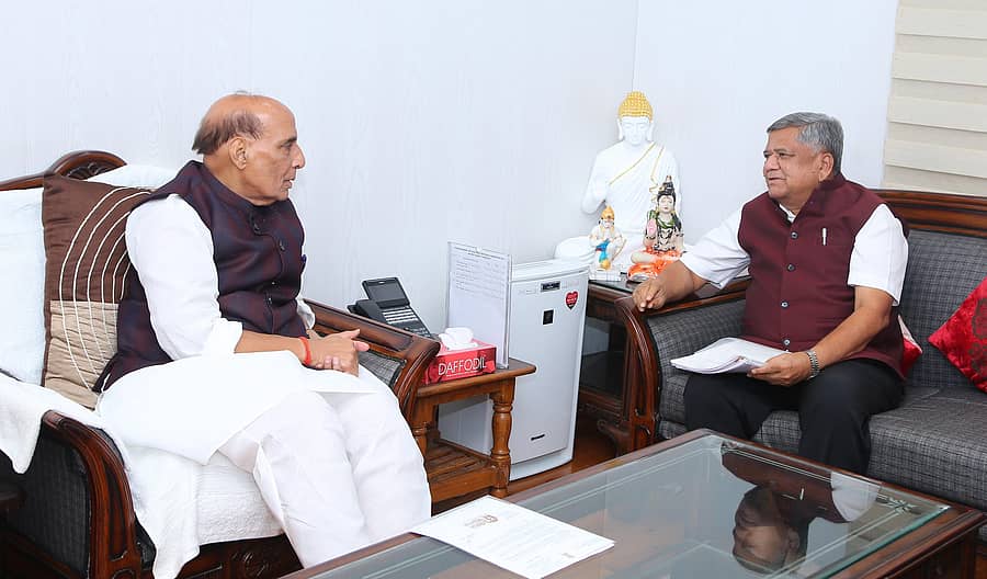 ನವದೆಹಲಿಯಲ್ಲಿ ಬುಧವಾರ ಕೇಂದ್ರ ರಕ್ಷಣಾ ಸಚಿವ ರಾಜನಾಥ ಸಿಂಗ್ ಅವರೊಂದಿಗೆ ಸಂಸದ ಶೆಟ್ಟರ್ ಬುಧವಾರ ಚರ್ಚೆ ನಡೆಸಿದರು