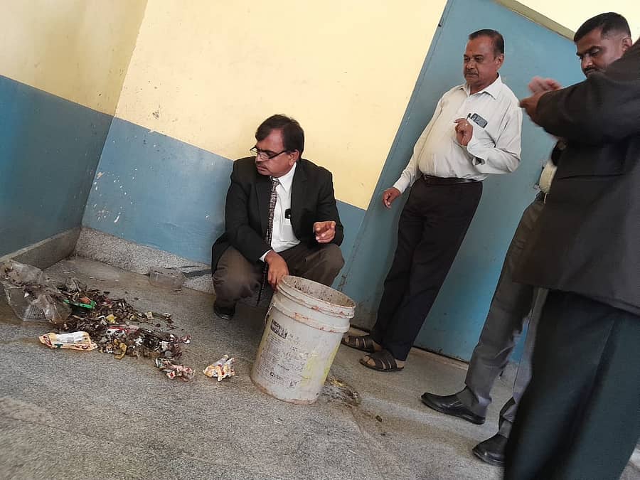 ಚಿಕ್ಕಬಳ್ಳಾಪುರ ಜಿಲ್ಲಾ ಕಾರಾಗೃಹಕ್ಕೆ ಭೇಟಿ ನೀಡಿದ ನ್ಯಾಯಾಧೀಶರಾದ ಲಕ್ಷ್ಮಿಕಾಂತ್ ಮಿಸ್ಕಿನ್ ಕಾರಾಗೃಹದ ಕಸದಲ್ಲಿದ್ದ ಗುಟ್ಕಾ, ಸಿಗರೇಟ್ ಪ್ಯಾಕ್ಗಳನ್ನು ನೋಡುತ್ತಿರುವುದು (ಸಂಗ್ರಹ ಚಿತ್ರ)