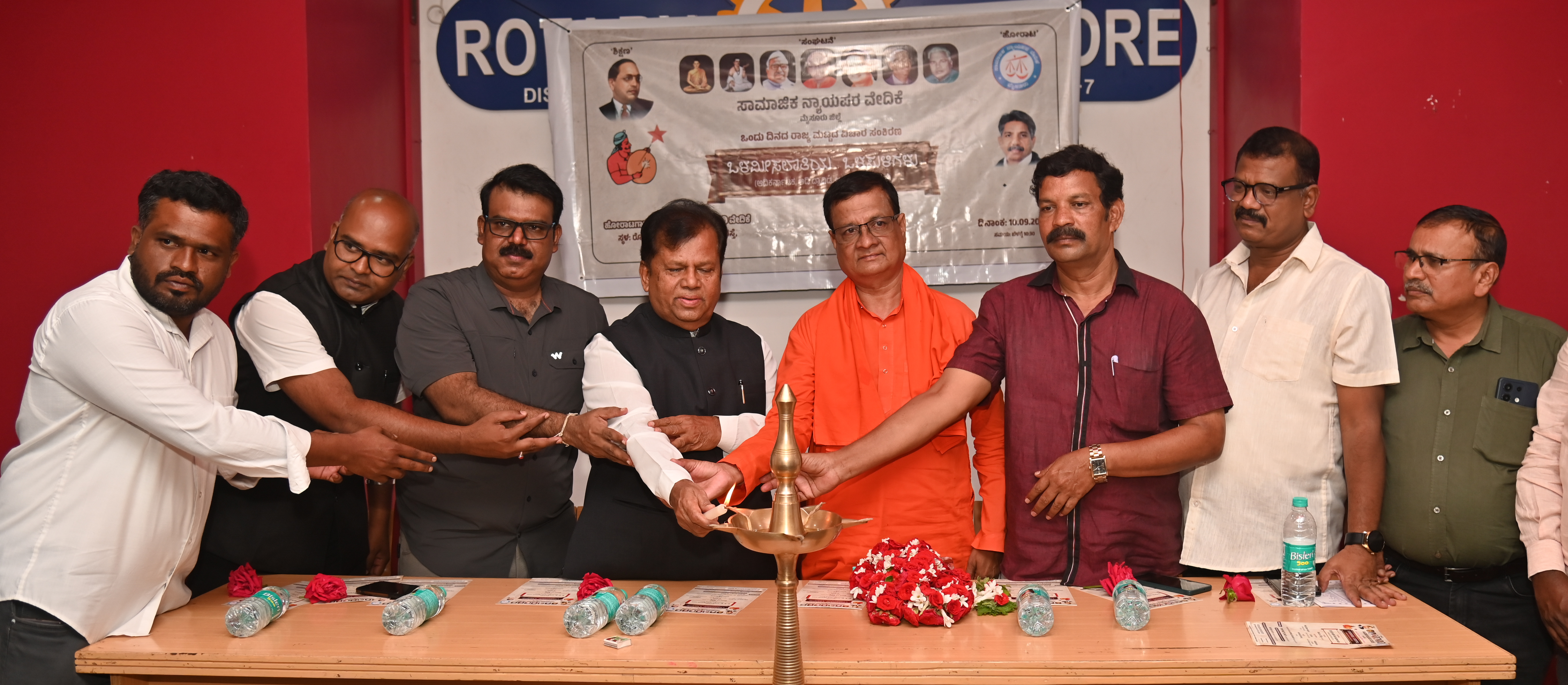 ಮೈಸೂರಿನ ರೋಟರಿ ಶಾಲೆಯಲ್ಲಿ ಸಾಮಾಜಿಕ ನ್ಯಾಯಾಪರ ವೇದಿಕೆ ಬುಧವಾರ ಆಯೋಜಿಸಿದ್ದ ‘ಒಳಮೀಸಲಾತಿಯ ಒಳಸುಳಿಗಳು’ ವಿಚಾರಸಂಕಿರಣವನ್ನು ಮಾಜಿ ಸಚಿವ ಎಂ. ಶಿವಣ್ಣ ಉದ್ಘಾಟಿಸಿದರು– ಪ್ರಜಾವಾಣಿ ಚಿತ್ರ
