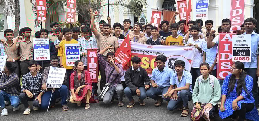 ರಾಜ್ಯದ ಸರ್ಕಾರಿ ವೈದ್ಯಕೀಯ ಕಾಲೇಜುಗಳಲ್ಲಿ ಎನ್ಆರ್ಐ ಕೋಟಾ ರದ್ದುಪಡಿಲು ಆಗ್ರಹಿಸಿ ಜಿಲ್ಲಾಧಿಕಾರಿ ಕಚೇರಿ ಮುಂಭಾಗ ಎಐಡಿಎಸ್ಒ ವಿದ್ಯಾರ್ಥಿ ಸಂಘಟನೆ ವಿದ್ಯಾರ್ಥಿಗಳು ಪ್ರತಿಭಟನೆ ಮಾಡಿದರು- ಪ್ರಜಾವಾಣಿ ಚಿತ್ರ