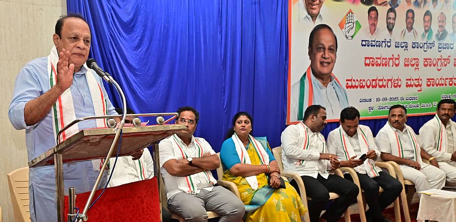 ದಾವಣಗೆರೆಯ ತೊಗಟವೀರ ಕಲ್ಯಾಣ ಮಂಟಪದಲ್ಲಿ ಕಾಂಗ್ರೆಸ್ ಜಿಲ್ಲಾ ಘಟಕದ ವತಿಯಿಂದ ಬುಧವಾರ ಏರ್ಪಡಿಸಿದ್ದ ಪಕ್ಷದ ಮುಖಂಡರು ಹಾಗೂ ಕಾರ್ಯಕರ್ತರ ಸಭೆಯಲ್ಲಿ ಕೆಪಿಸಿಸಿ ಪ್ರಚಾರ ಸಮಿತಿ ಅಧ್ಯಕ್ಷ ವಿನಯ್ಕುಮಾರ್ ಸೊರಕೆ ಮಾತನಾಡಿದರು –ಪ್ರಜಾವಾಣಿ ಚಿತ್ರ