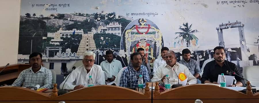 ಹೊಸದುರ್ಗದ ತಾ.ಪಂ. ಸಭಾಂಗಣದಲ್ಲಿ ಮಂಗಳವಾರ ಪಿಡಿಒ ಹಾಗೂ ಗ್ರಾಮ ಲೆಕ್ಕಾಧಿಕಾರಿಗಳ ಸಭೆ ಶಾಸಕ ಬಿ.ಜಿ. ಗೋವಿಂದಪ್ಪ ಅಧ್ಯಕ್ಷತೆಯಲ್ಲಿ ನಡೆಯಿತು