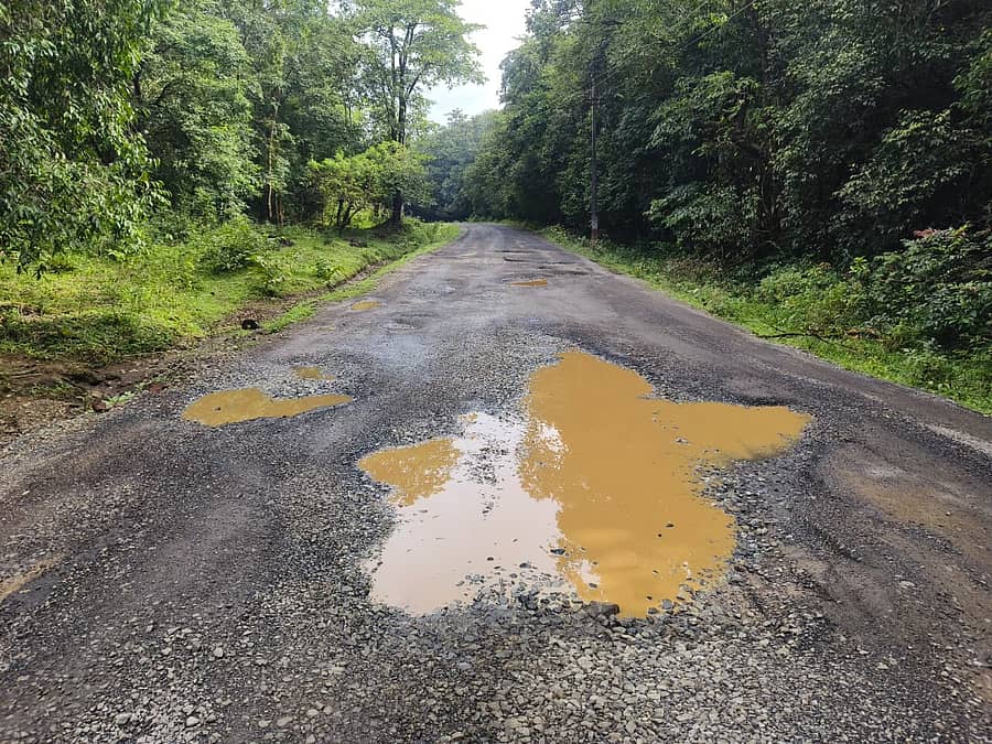 ಜೊಯಿಡಾ ತಾಲ್ಲೂಕಿನಲ್ಲಿ ಹಾದು ಹೋಗಿರುವ ಸದಾಶಿವಗಡ -ಔರಾಧ ರಾಜ್ಯ ಹೆದ್ದಾರಿಯಲ್ಲಿ ಬಾಡಪೋಲಿ-ಅಣಶಿ ಮಾರ್ಗ ಮಧ್ಯೆ ಬೃಹತ್ ಗಾತ್ರದ ಗುಂಡಿಗಳು ಬಿದ್ದಿರುವುದು.