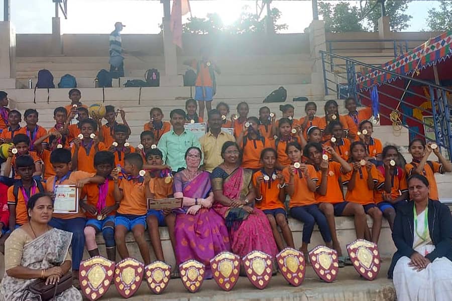 ನ್ಯಾಮತಿ ತಾಲ್ಲೂಕು ಸವಳಂಗ ಸರ್ಕಾರಿ ಹಿರಿಯ ಪ್ರಾಥಮಿಕ ಶಾಲೆಯ ವಿದ್ಯಾರ್ಥಿಗಳು ವಲಯಮಟ್ಟದ ಕ್ರೀಡಾಕೂಟದಲ್ಲಿ ಬಾಲಕಿಯರ ಮತ್ತು ಬಾಲಕರ ವಿಭಾಗದಲ್ಲಿ ಸಮಗ್ರ ಪ್ರಶಸ್ತಿ ಪಡೆದಿದ್ದಾರೆ