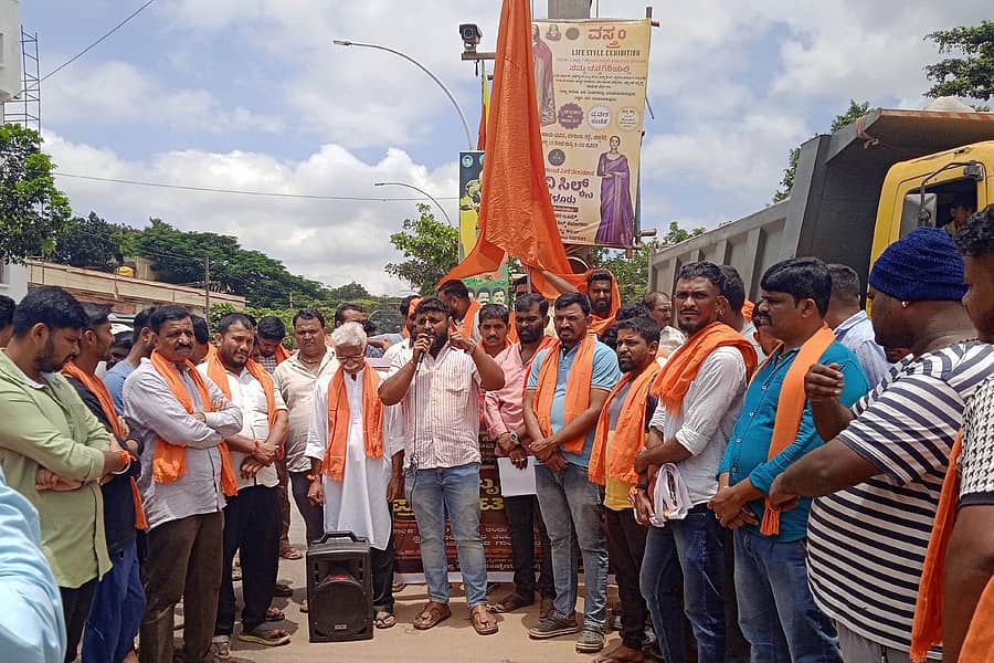 ಚನ್ನಗಿರಿ ಪಟ್ಟಣದಲ್ಲಿ ವಿಶ್ವ ಹಿಂದೂ ಪರಿಷತ್ ಹಾಗೂ ಬಜರಂಗದಳ ತಾಲ್ಲೂಕು ಘಟಕದವರು ಬುಧವಾರ ಪ್ರತಿಭಟನೆ ನಡೆಸಿದರು