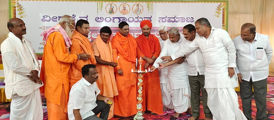 ಮಸ್ಕಿ ಪಟ್ಟಣದ ಭ್ರಮರಾಂಬ ದೇವಸ್ಥಾನದಲ್ಲಿ ಬುಧವಾರ ನಡೆದ ಮಸ್ಕಿ ಕ್ಷೇತ್ರದ ವೀರಶೈವ ಲಿಂಗಾಯತ ಸಮಾಜದ ಪ್ರಥಮ ಮಹಾಸಭೆಯನ್ನು ಅಮರೇಗೌಡ ಬಯ್ಯಾಪುರ ಉದ್ಘಾಟಿಸಿದರು