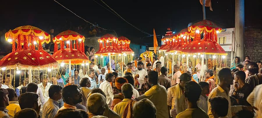 ಚಿಂಚೋಳಿ ಪಟ್ಟಣದ ಆರಾಧ್ಯದೇವ ಮಹಾಂತೇಶ್ವರ ಶಿವಯೋಗಿಗಳ ಪುಣ್ಯಾರಾಧನೆ ಪ್ರಯುಕ್ತ ಪಲ್ಲಕ್ಕಿ ಉತ್ಸವ ಸೋಮವಾರ ಸಂಜೆ ಭಕ್ತಿಶ್ರದ್ಧೆಯಿಂದ ಜರುಗಿತು