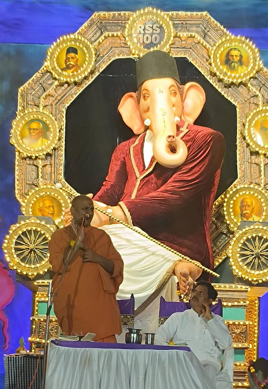 ರಾಣೆಬೆನ್ನೂರಿನ ನಗರಸಭೆ ಕ್ರೀಡಾಂಗಣದಲ್ಲಿ ವಂದೇ ಮಾತರಂ ಸ್ವಯಂ ಸೇವಾ ಸಂಸ್ಥೆಯಿಂದ ʻರಾಣೆಬೆನ್ನೂರು ಕಾ ರಾಜಾ ಮಹಾಗಣಪತಿʼ ಶತಮಾನದ ಸಂಘ ಸೂರ್ಯ 17 ನೇ ಗಣೇಶೋತ್ಸವದ ಅಂಗವಾಗಿ ಕೃಷಿ ಮತ್ತು ಆರೋಗ್ಯ ಹಾಗೂ ರಾಷ್ಟ್ರ ಧರ್ಮ ಮತ್ತು ಸಂಘ ಕುರಿತು ಏರ್ಪಡಿಸಿದ್ದ ವಿಶೇಷ ಉಪನ್ಯಾಸ ಕಾರ್ಯಕ್ರಮದಲ್ಲಿ ಕನ್ನೇರಿ ಕಾಡಸಿದ್ಧೇಶ್ವರ ಸ್ವಾಮೀಜಿ ಮಾತನಾಡಿದರು