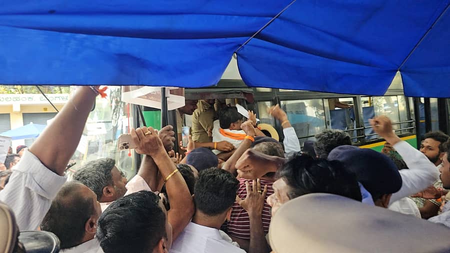 ಯಲಹಂಕ ತಾಲ್ಲೂಕು ಕಚೇರಿಗೆ ನುಗ್ಗಲು ಯತ್ನಿಸಿದ ಪ್ರತಿಭಟನಕಾರರನ್ನು ಪೊಲೀಸರು ವಶಕ್ಕೆ ಪಡೆದುಕೊಂಡರು