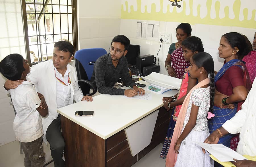 ಯಾದಗಿರಿಯ ಜಿಲ್ಲಾ ಶೀಘ್ರ ಮಧ್ಯಸ್ಥಿಕೆ ಕೇಂದ್ರದಲ್ಲಿ ಬುಧವಾರ ಶ್ರವಣ ದೋಷವುಳ್ಳ ಬಾಲಕನನ್ನು ‘ಯಿಮ್ಸ್‌’ ಆಸ್ಪತ್ರೆಯ ಮಕ್ಕಳ ವಿಭಾಗದ ಮುಖ್ಯಸ್ಥ ಡಾ.ಕುಮಾರ ಅಂಗಡಿ ತಪಾಸಣೆ ಮಾಡಿದರು