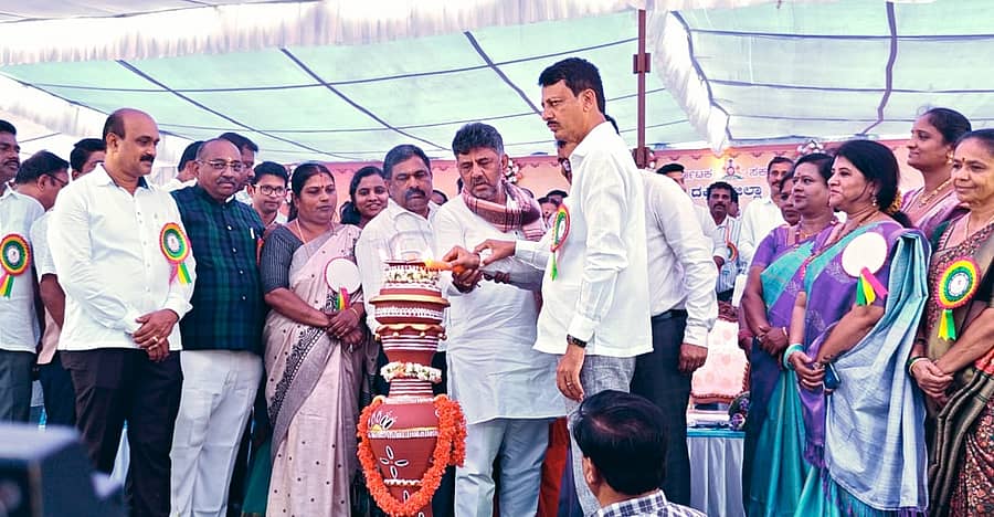 ಕನಕಪುರದಲ್ಲಿ ಬುಧವಾರ ನಡೆದ ಶಿಕ್ಷಕರ ದಿನಾಚರಣೆ ಕಾರ್ಯಕ್ರಮವನ್ನು ಡಿ.ಕೆ ಶಿವಕುಮಾರ್ ಉದ್ಘಾಟಿಸಿದರು