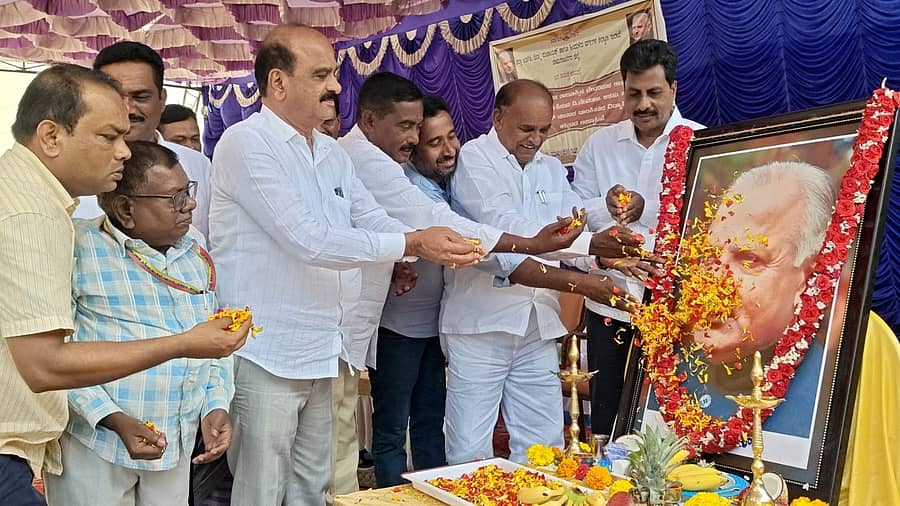 ಚಾಮರಾಜನಗರ ತಾಲ್ಲೂಕಿನ ಬೇಡರಪುರ ಗ್ರಾಮದಲ್ಲಿ ನಿರ್ಮಿಸಿರುವ ಡಿ.ದೇವರಾಜ ಅರಸು ಸಾರ್ವಜನಿಕ ಮಾದರಿ ಮೆಟ್ರಿಕ್ ನಂತರದ ಬಾಲಕಿಯರ ವಿದ್ಯಾರ್ಥಿನಿಲಯ ಉದ್ಘಾಟಿಸಿದ ಶಾಸಕ ಸಿ.ಪುಟ್ಟರಂಗಶೆಟ್ಟಿ ಅರಸು ಭಾವಚಿತ್ರಕ್ಕೆ ಪುಷ್ಪನಮನ ಸಲ್ಲಿಸಿದರು 