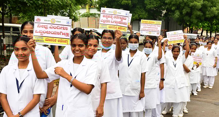 <div class="paragraphs"><p>ಕಲಬುರಗಿಯಲ್ಲಿ ವಿಶ್ವ ಆತ್ಮಹತ್ಯೆ ತಡೆಗಟ್ಟುವ ದಿನದ ಅಂಗವಾಗಿ ಬುಧವಾರ ಜಿಮ್ಸ್‌ ಆಸ್ಪತ್ರೆ ಆವರಣದಿಂದ ಜಾಗೃತಿ ಜಾಥಾ ನಡೆಯಿತು&nbsp;</p></div>